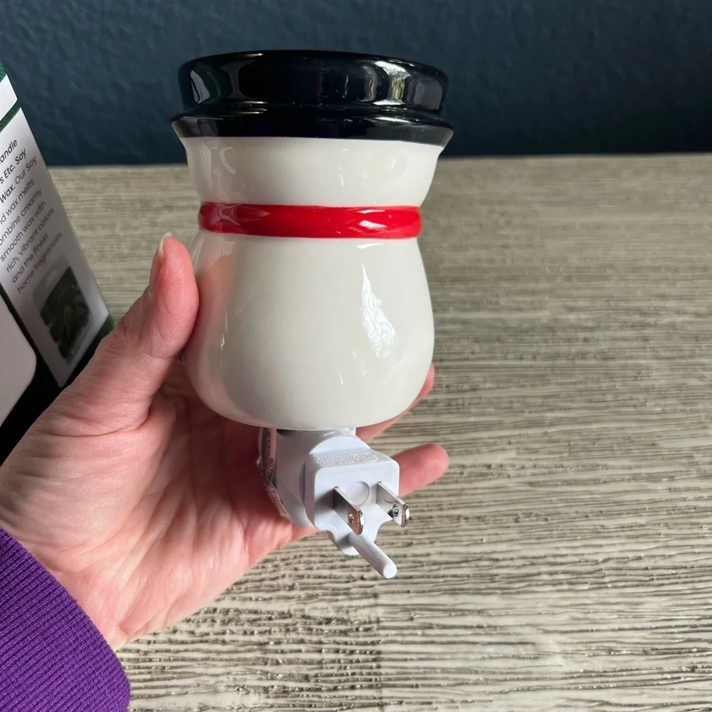 🆕 Snowman Fragrance Warmer - Festive White and Black
